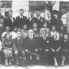 Maestro tvrz u prvom redu u sredini dirigent mješovitog hora i tamburaskog orkestra kud Bobas u Kotor Varošu pred početak drugog svjetskog rata